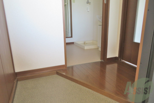 玄関　玄関からは、すぐにお部屋が見えないので安心ですね。