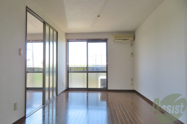 居室・リビング　１１．８　帖の洋室です。広々として開放感があります。