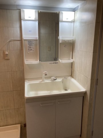 洗面設備　独立洗面台、小物を置くことができて便利です