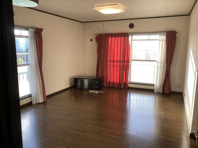 居室・リビング　ゆったり過ごせる明るいリビングですエアコン付き