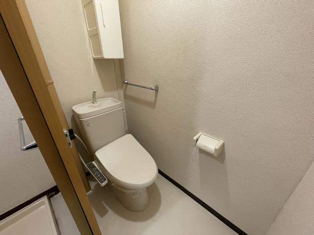 トイレ　清潔感のあるシャワー付きトイレです。