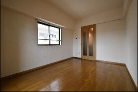 居室・リビング　退去前のため別号室の写真を掲載しております。