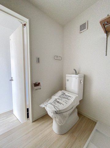 トイレ　温水洗浄便座です（別部屋参考写真）