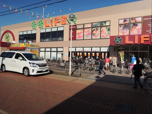 スーパー　ライフ「川崎桜本店」（スーパー）まで724m