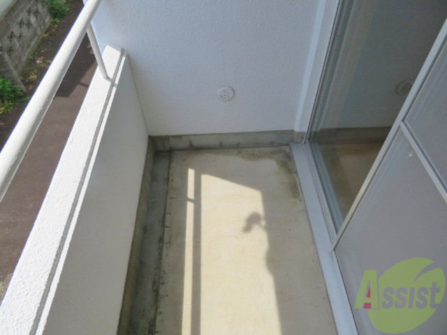 バルコニー　こちらはバルコニーです。ちゃんと洗濯物が干せる広さです。