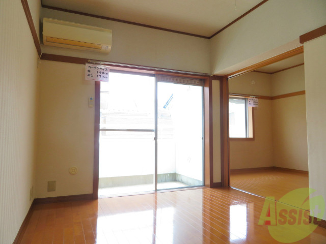 居室・リビング　陽の光が差し込む明るいお部屋は気持がいいですね～