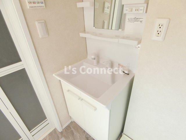 洗面設備　朝の支度もスムーズな独立洗面台。