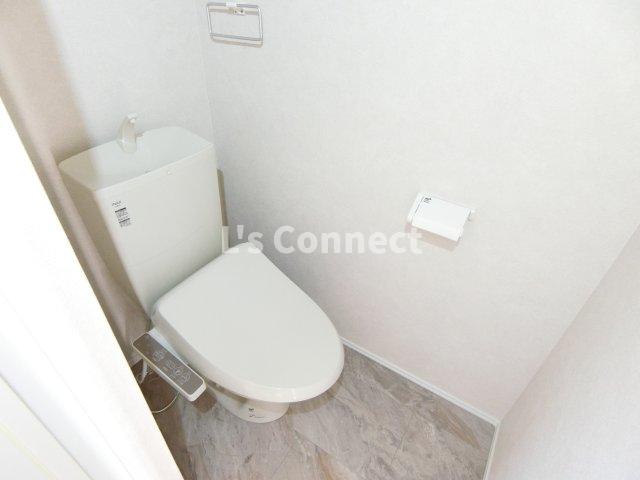 トイレ　温水洗浄便座付きのトイレ。