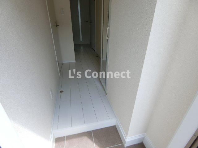 玄関　背の高い下駄箱には鏡付きで身だしなみチェック。