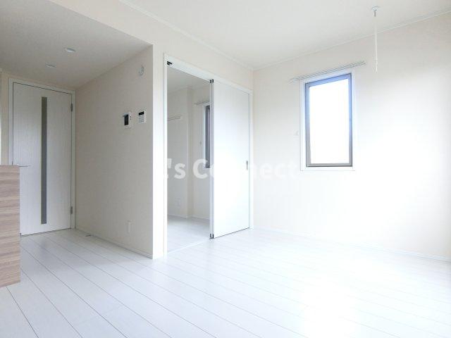 居室・リビング　角部屋で２面に窓があります。