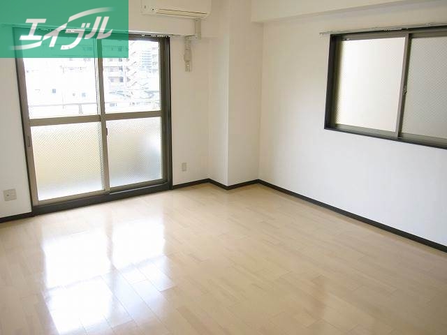 居室・リビング　同物件別部屋の写真です