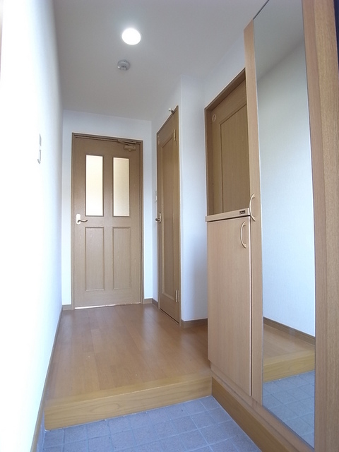 玄関　鏡付きの下駄箱