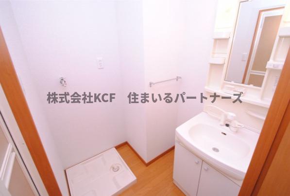 洗面設備　明るい洗面所です