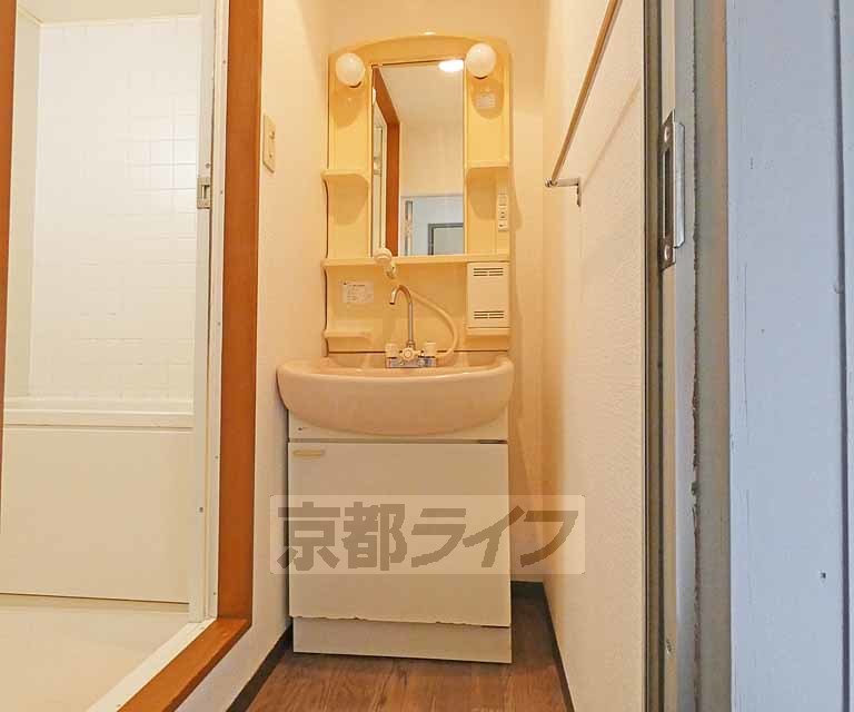 洗面設備　使い勝手の良い独立洗面台です