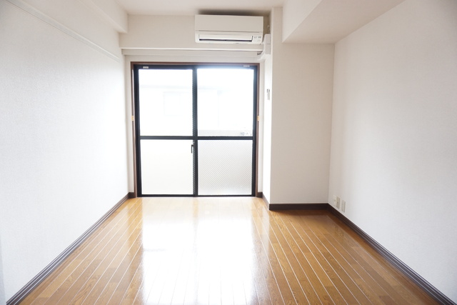 居室・リビング　エアコン付きの洋室７帖☆