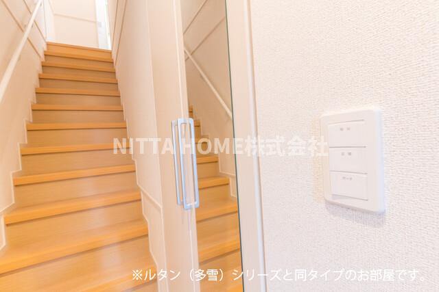 玄関　【完成イメージ】居住スペースは２階です(*^-^*)