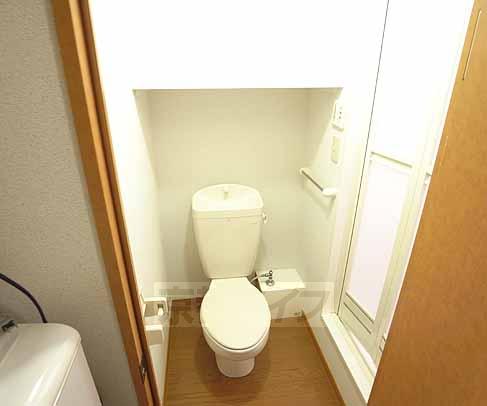 トイレ　トイレ兼脱衣所です