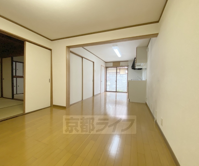居室・リビング　北大路通りに面した６ＳＬＤＫと部屋数の多い戸建てです。...