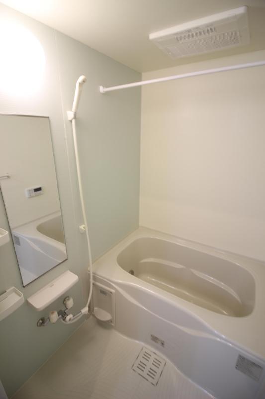 バス・シャワールーム　2　追い焚き、浴室乾燥機付きです。