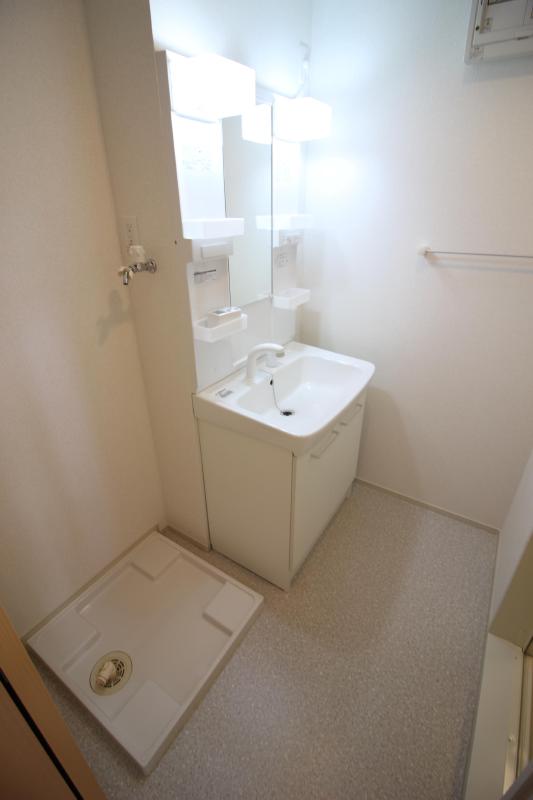 洗面設備　2　シャンプードレッサー付き洗面台です。