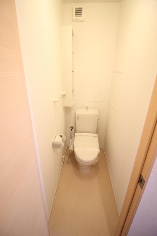 トイレ　温水洗浄暖房便座付き、横に収納ついてます。