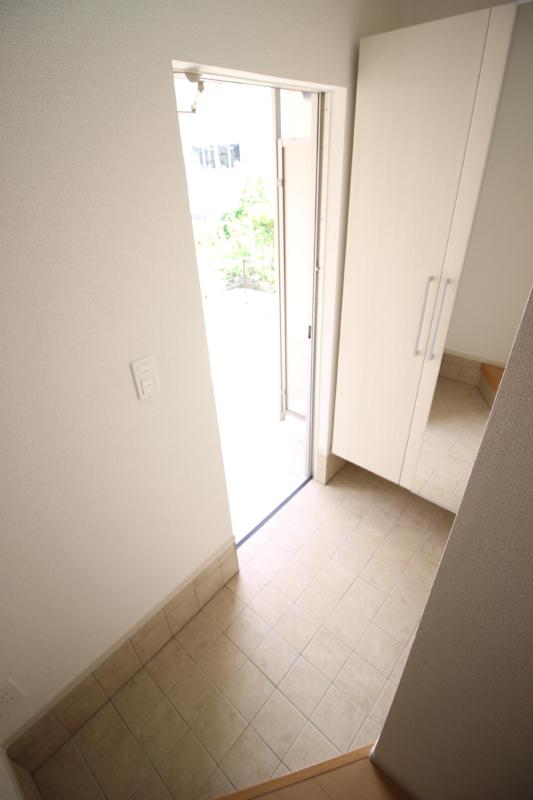 玄関　大容量シューズボックス、姿見付きです。