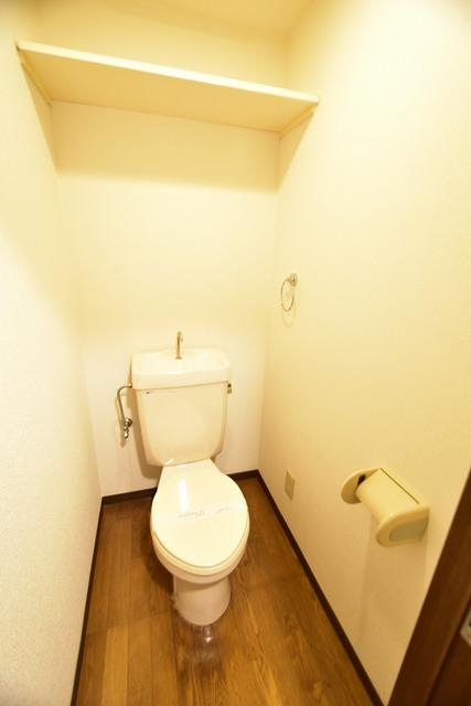 トイレ　収納棚付きのトイレ♪