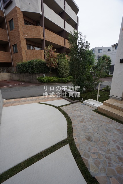 バルコニー　広いお庭はガーデニングや家庭菜園などが楽しめます。