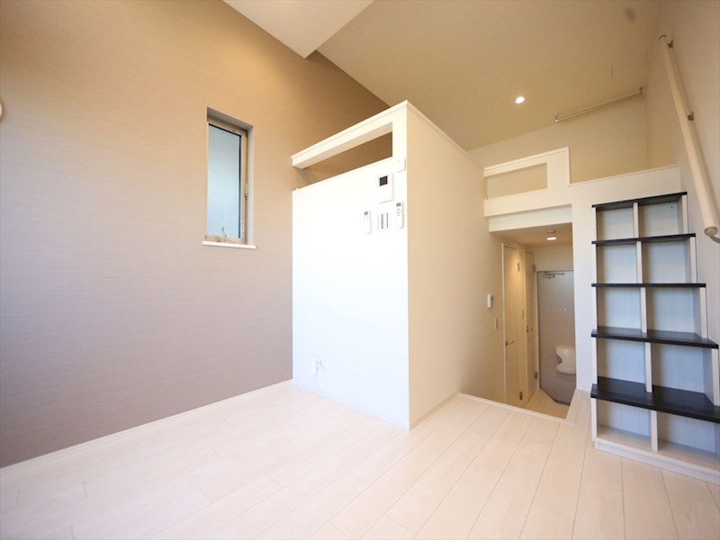 居室・リビング　洋室5.3帖　ロフト4.9帖（収納にも寝室にも使えます）