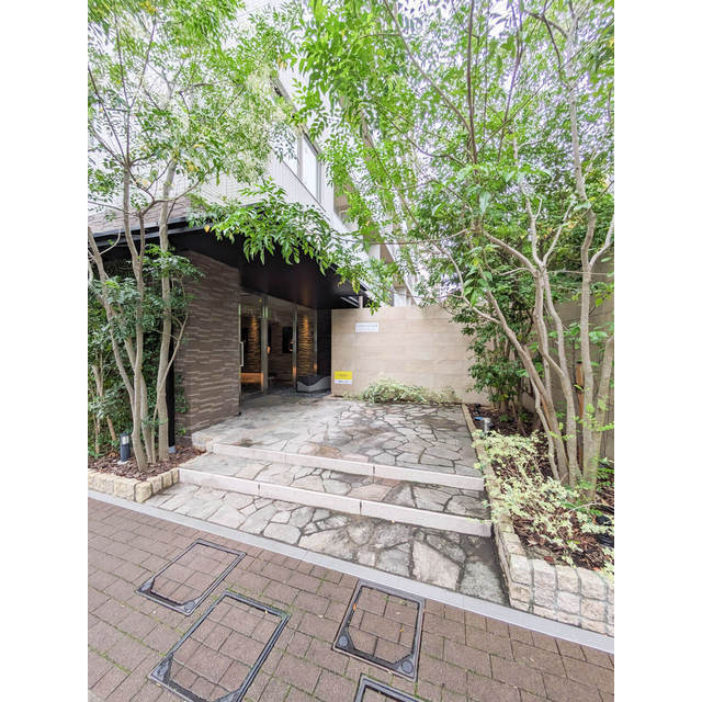 エントランス　落ち着いたエントランスです