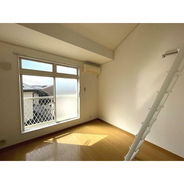 居室・リビング　ナチュラルカラーの明るい室内