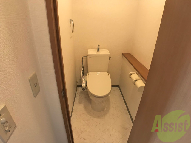トイレ　人気のウォシュレットつきのトイレです。快適ですよ。