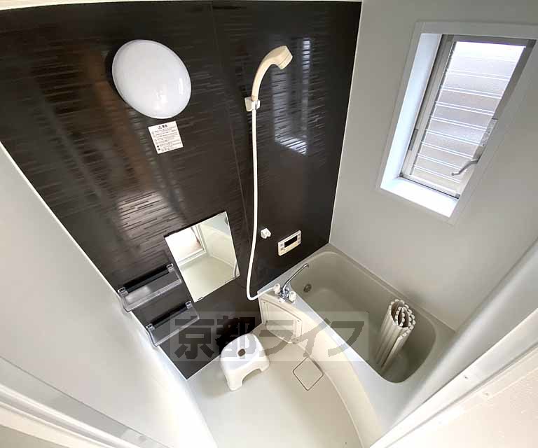 バス・シャワールーム　鏡のある便利なお風呂