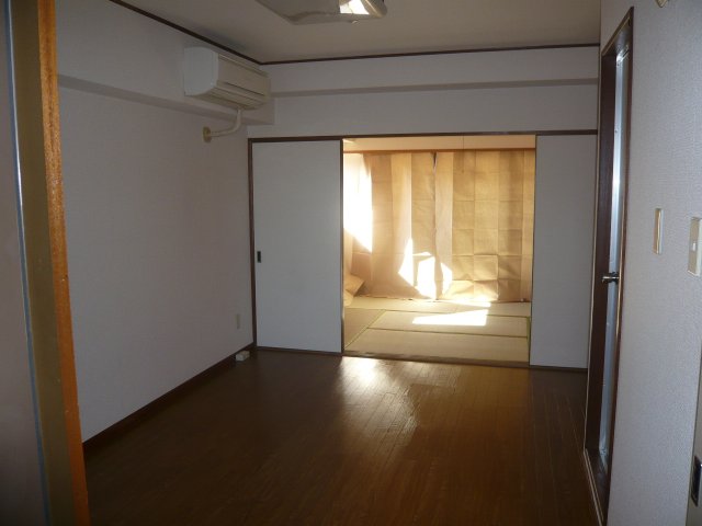 玄関　同一タイプ物件の写真です。