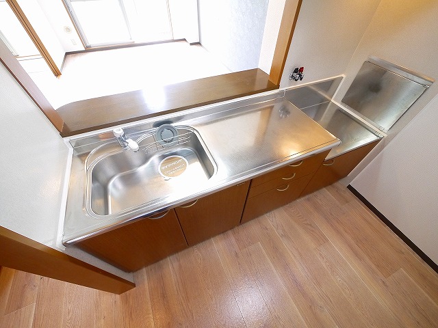 キッチン　コンパクトなキッチンで掃除もラクラク