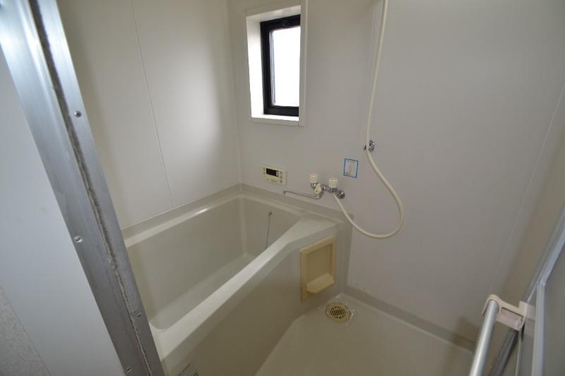 バス・シャワールーム　窓付きの追い焚き機能付きお風呂です。