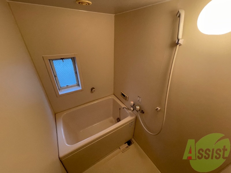 バス・シャワールーム　バスルームは狭すぎず、シャワーも浴びやすそうです。