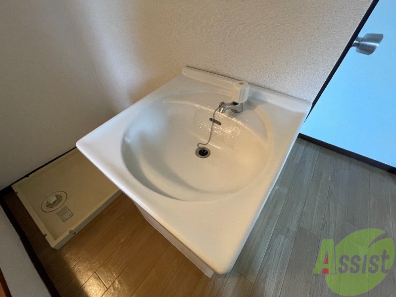 洗面設備　洗面台です。シンプルなつくりなので、お手入れしやすそうです。