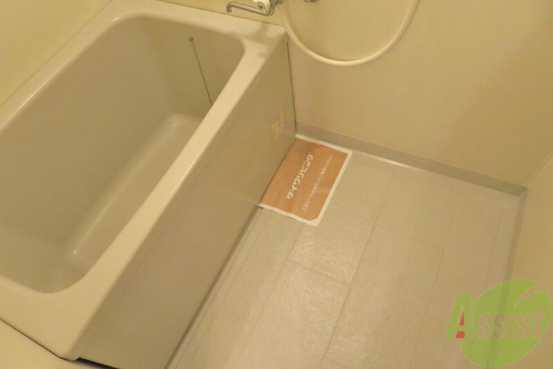 バス・シャワールーム　浴槽も洗い場も広々で掃除もし易そうですねー。