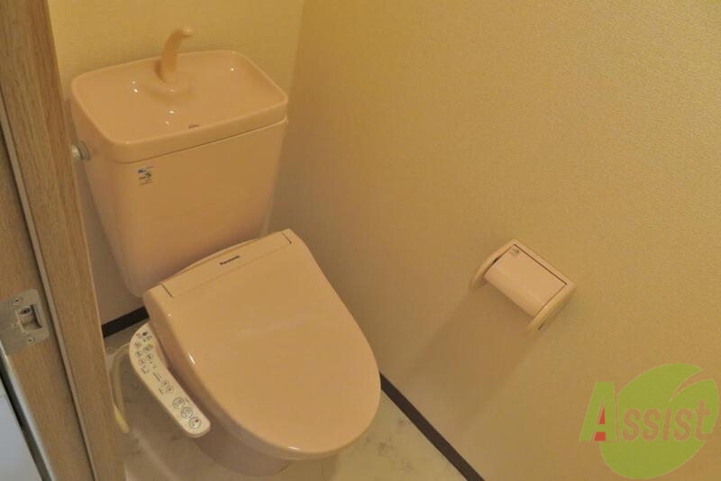 トイレ　トイレはほどよく落ち着く広さ。温水洗浄も嬉しい。