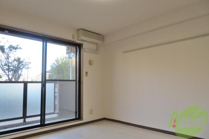 居室・リビング　お部屋が全体的に白で構成されて広く感じます。