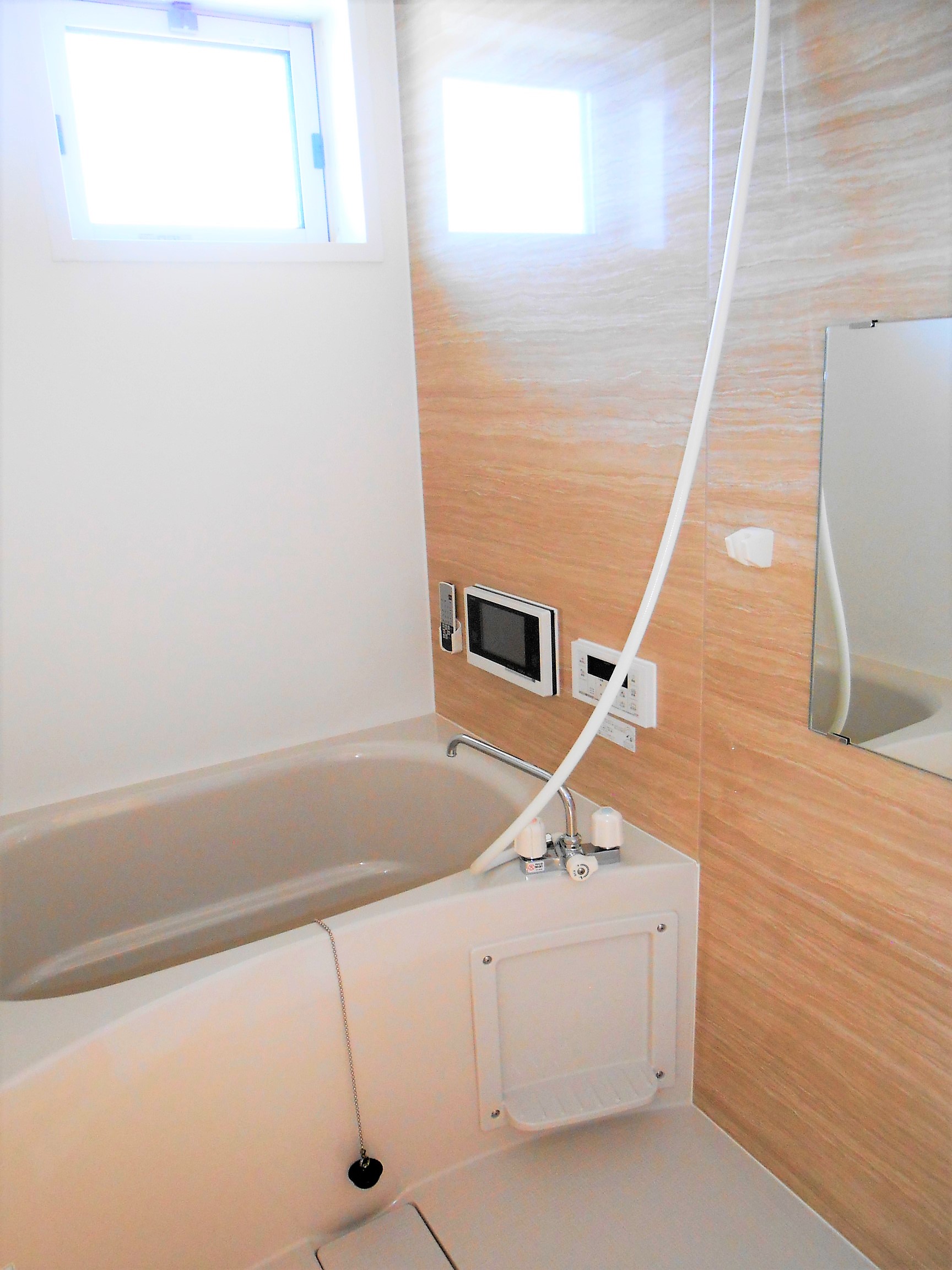 バス・シャワールーム　追い炊き機能付きです。窓付きで換気も出来ます！