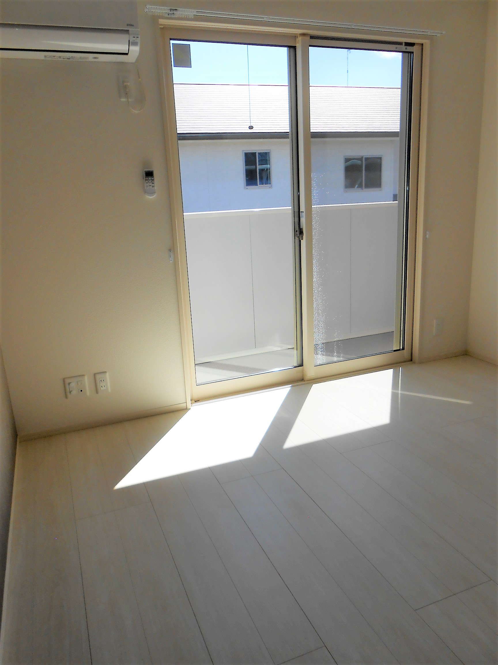 居室・リビング　約10帖の南面リビングです！日当たり良好です！