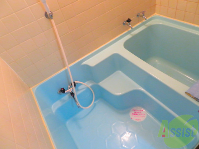 バス・シャワールーム　浴室はゆったりと浸かれるサイズ感になっています。