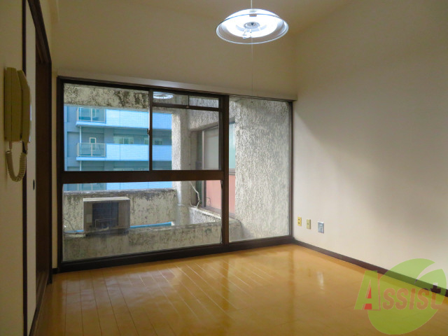 居室・リビング　リビングは陽当たりも良く昼間は明るく照らしてくれますね。