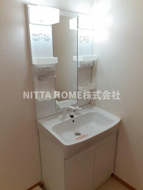 洗面設備　シャワー付きの洗面台朝の準備も楽々です☆彡