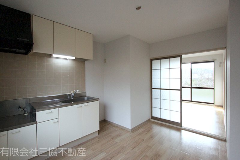 キッチン　K5.5帖　ガスコンロ設置タイプ、雨戸付きの窓があり、とても