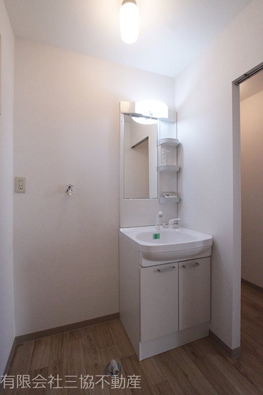 その他　洗髪洗面台＋洗濯機置き場　カビ防止に便利な換気窓付き