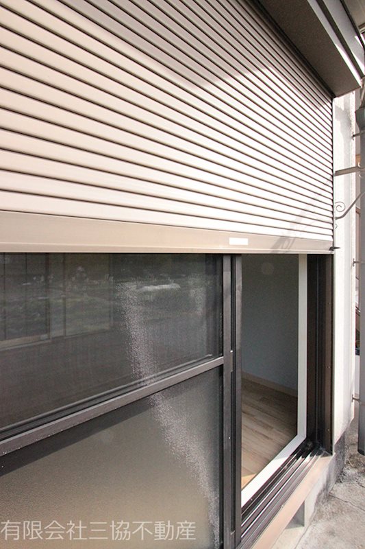 その他　シャッターや雨戸、インターホン付き