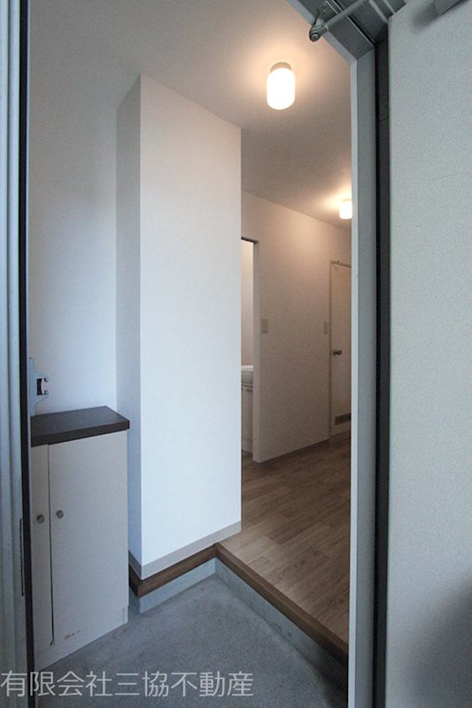 玄関　下駄箱付き